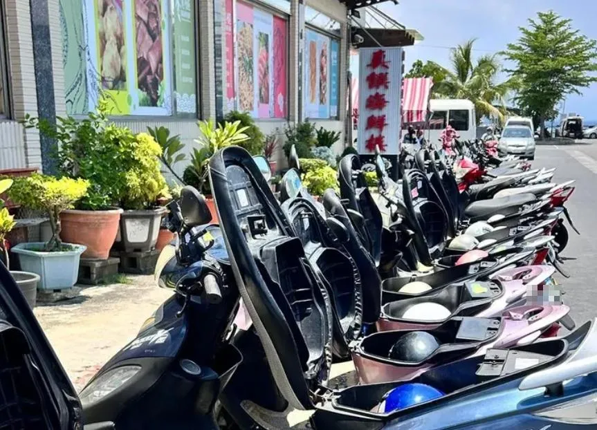 近日一處海鮮餐廳外的機車停放區引發網友關注，該區約有十台機車的座墊呈掀開狀態，僅少數機車維持座墊關閉。（圖／「路上觀察學院」）