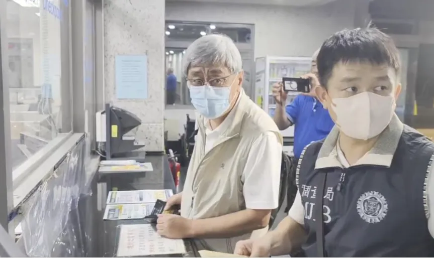 花蓮檢調29日搜索縣府社會處長陳加富（左）辦公室，將人帶回釐清金流去向後，晚間9時許移到花蓮地檢署複訊。（圖／中時羅亦晽攝）