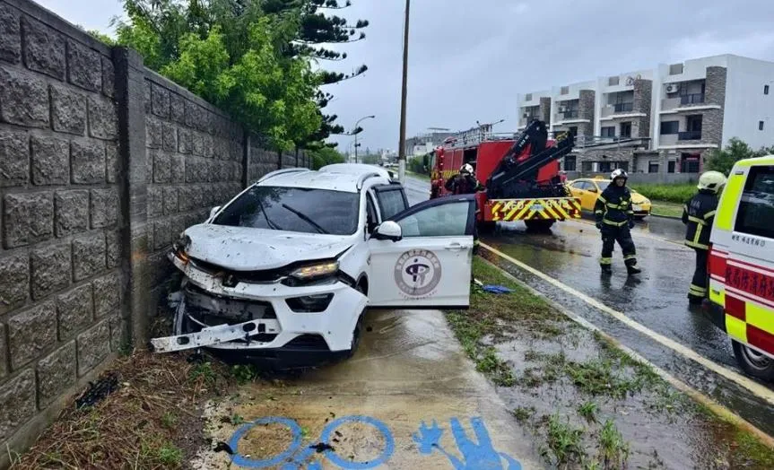 澎湖馬公發生長照車輛自撞車禍。（圖／翻攝畫面）