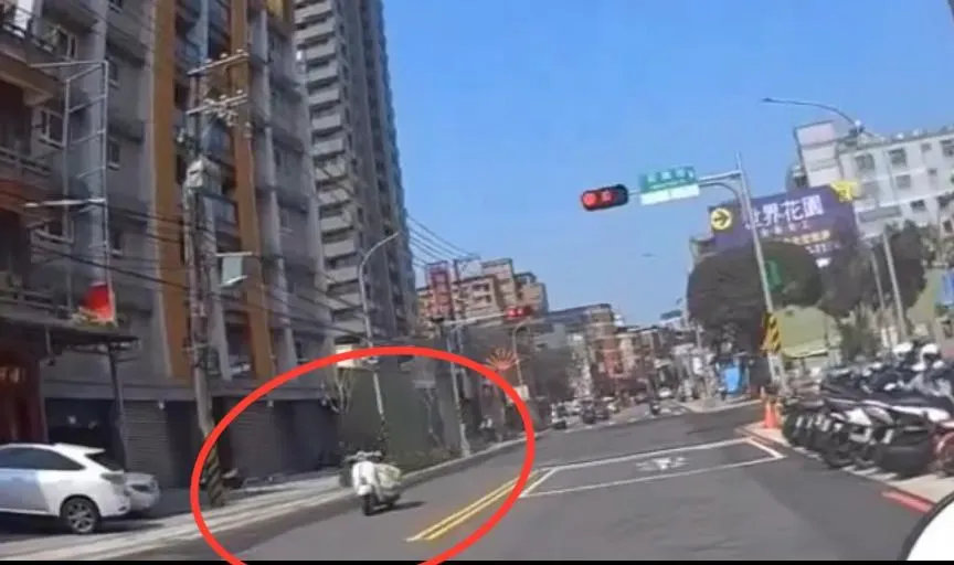 男子中午酒駕闖紅燈被員警目擊。（圖／翻攝畫面）