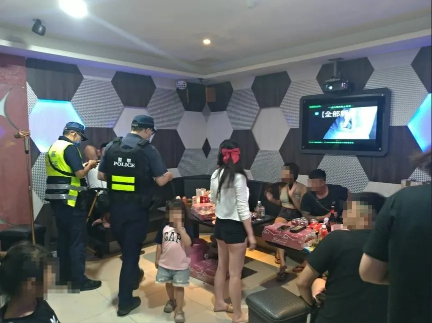 員警在轄區臨檢時，發現已經深夜了，還有幼童跟著家人在KTV歡唱。（圖／翻攝畫面）