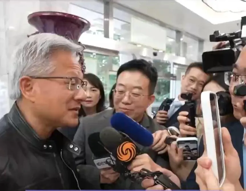 輝達執行長黃仁勳表示將開始向大陸市場銷售H20晶片。（圖／翻攝央視新聞）
