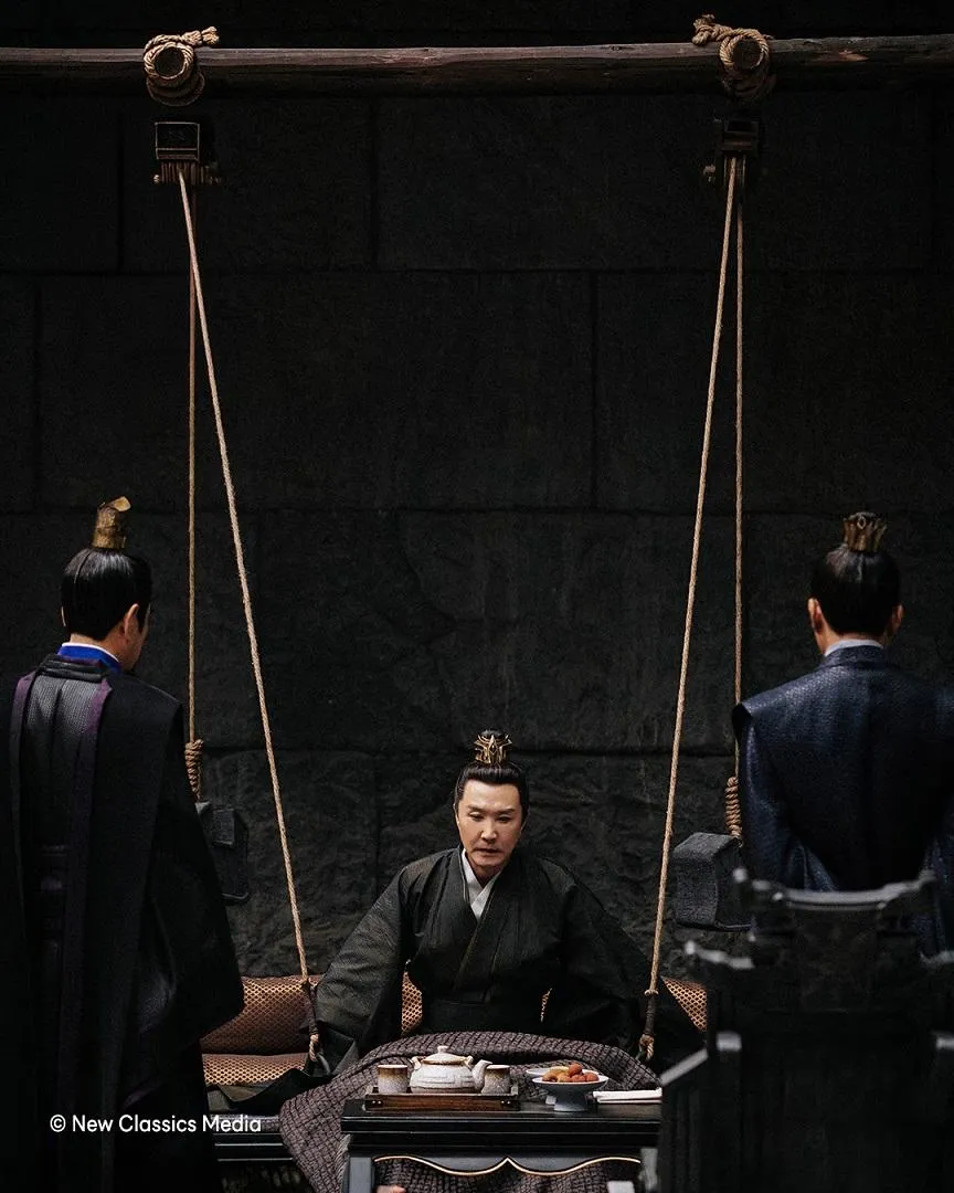吳剛在《慶餘年2》雙腿殘疾的「陳萍萍」，幾乎都是坐著演戲。（圖／中視提供）
