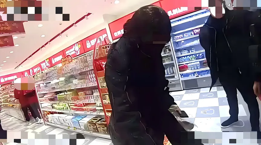 警方在竊賊外套下搜出多件貨品。(圖/翻攝《圖們公安》)