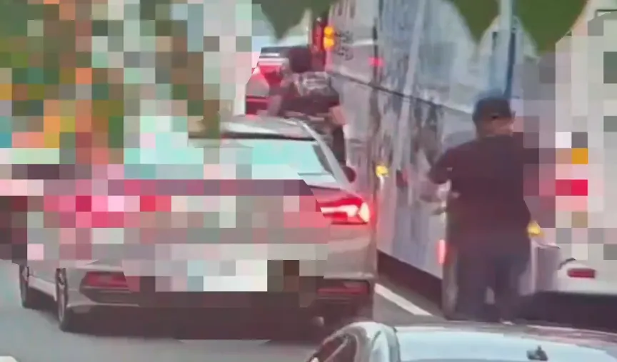 男子街頭持刀追人,北市警攔查起獲3刀械與毒品送辦。(圖/警方提供,下同)