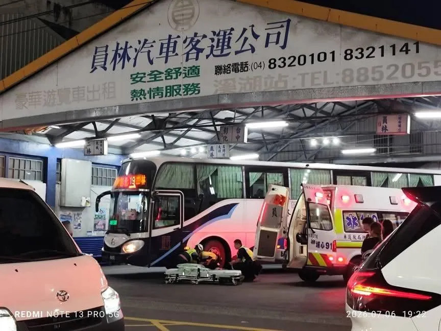 院方診斷結果顯示，謝婦右腳遭車輪壓傷，造成骨盆及右大腿骨折，雙下肢及右肩亦有擦傷，並反映臀部疼痛，目前傷者住院治療中，無生命危險。（圖／翻攝畫面）