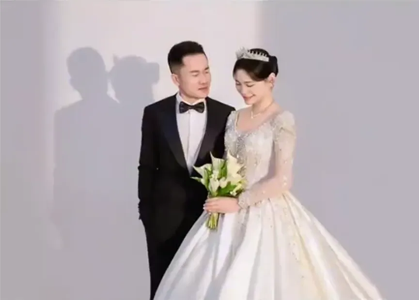 李男(左)與妻子(右)的結緣竟是因為車禍。(圖/翻攝自微博)