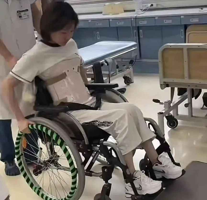 白女士下半身癱瘓復健中，男友一家卻人間蒸發。（圖／翻攝大河報）