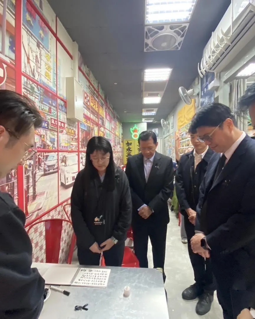在台港人在「九月茶餐廳」設宏福苑火災弔唁點，邱垂正與盧長水等人前往致意。（圖／翻攝「大陸委員會」臉書）