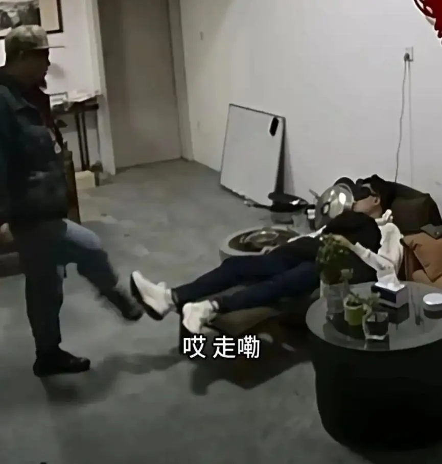 老闆烤地瓜一氧化碳中毒，員工下班「開玩笑」踢腳察覺異樣。（圖／翻攝新華社）
