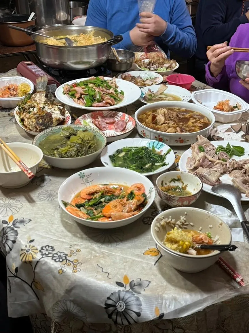 不少上班族從尾牙一路應酬餐敘到過年，近日網友在臉書社團發文求助「每天都吃很澎湃，真的撐不住」，打算前往好市多補貨保健食品，詢問「有沒有解酒或喝很多適合吃的？」貼文一出，引發大量回應。（圖／資料畫面）