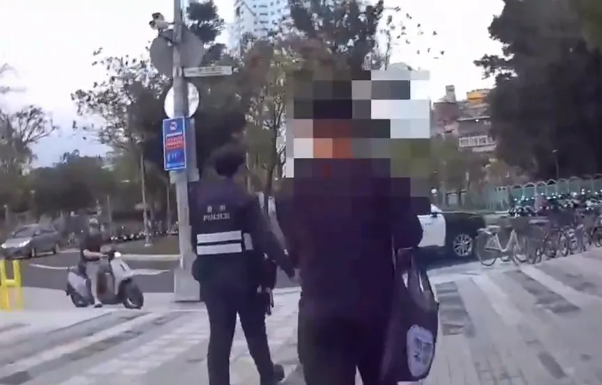 任男被帶回派出所偵訊。（圖／翻攝畫面）