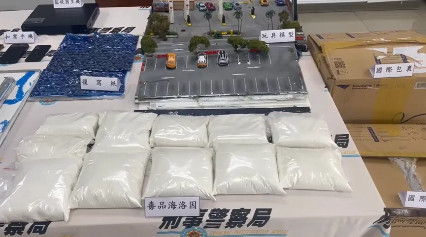 海洛因塞滿瓦楞板，再將瓦楞板藏匿於微縮模型底座。（圖／警方提供）