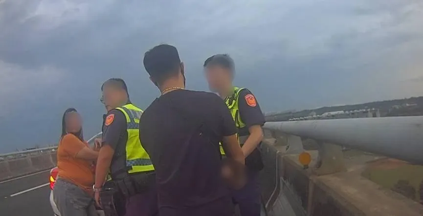 警方把武女、阮男連人帶車通通攔下。(圖/警方提供)