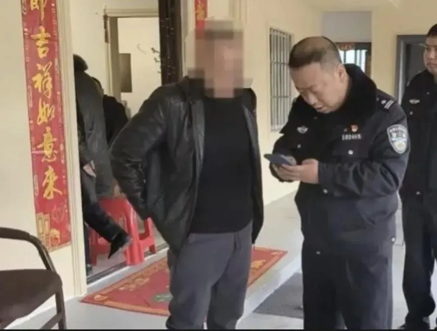 員警上門將正在吃飯的李某帶走。（圖／翻攝南方都市報）
