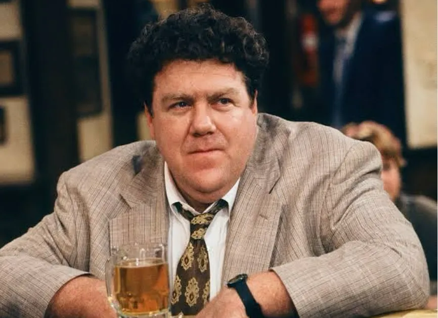 喬治溫特（George Wendt）在20日清晨於家中安詳離世，享壽76歲。（圖／翻攝自X）