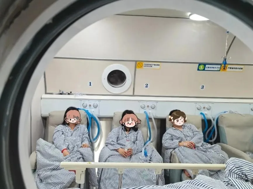 浙江3閨密開冷氣吃烤魚導致一氧化碳中毒送醫。（圖／翻攝瀟湘晨報）