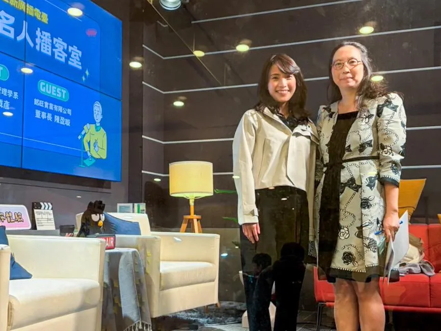 世新大學企業管理學系主任姚成彥(右)與銘旺實業董事長陳盈璇(左)於專訪中探討企業經營與創新策略。(圖/世新大學提供)