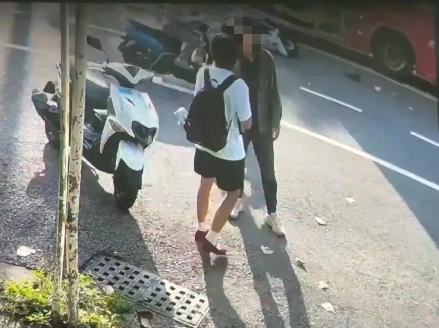 戴女肇事後竟先關心自己車損，未上前查看傷者，然後開始跟遊覽車司機吵架。（圖/中天新聞）