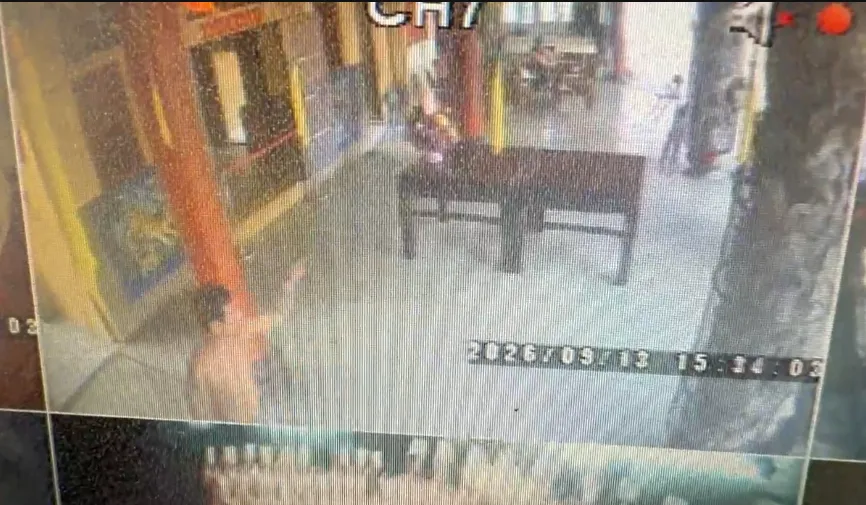 72歲清潔員遭街友徒手攻擊，耳朵撕裂血染現場。（圖／翻攝畫面）