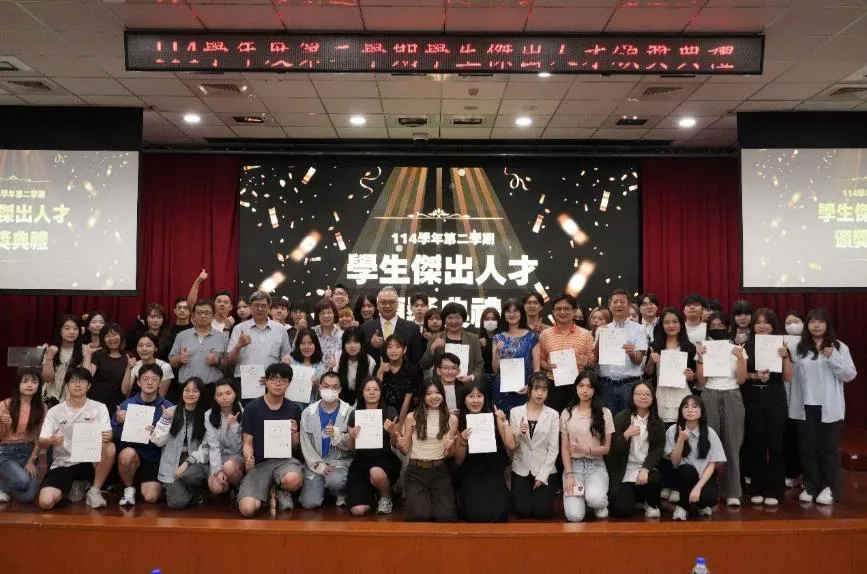 世新大學學生傑出人才獎勵頒獎典禮，114-2共69組學生獲表揚，涵蓋廣播金鐘、國際攝影大獎、全球新創競賽、電競、文學、體育與主持等多元面向，展現跨域實作與專業培育成果。（圖／世新大學提供）