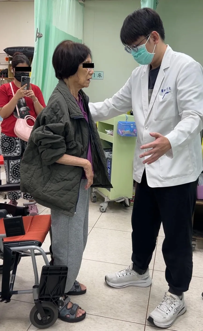 治療半年後洪女士在沒有人扶持下，首次成功自主從輪椅上站立並安穩坐下。（圖／台南市立醫院）