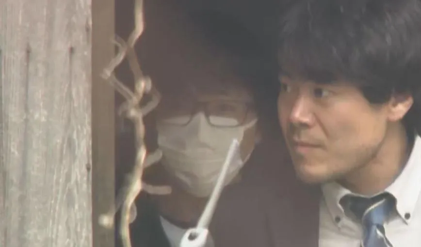 涉嫌殺害繼子的安達優季（戴口罩者）。（圖／翻攝NNN）