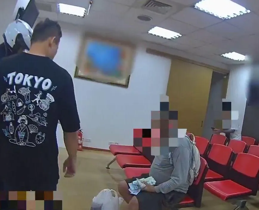 嫌犯抓著大把鈔票。（圖／警方提供）