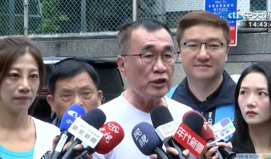 國民黨新北市長參選人李四川9日也與民眾黨議員參選人陳怡君（左）一起跑行程，強調不擔心竹北藍白破局會外溢到新北。（圖／中天新聞）