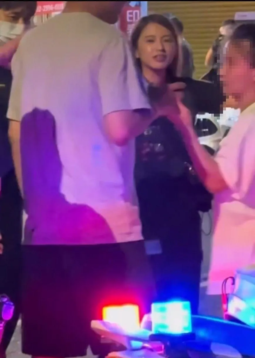 吳姓女警夾在衝突的人堆中相當亮眼。（圖／經網友rain_tsai 授權提供使用）