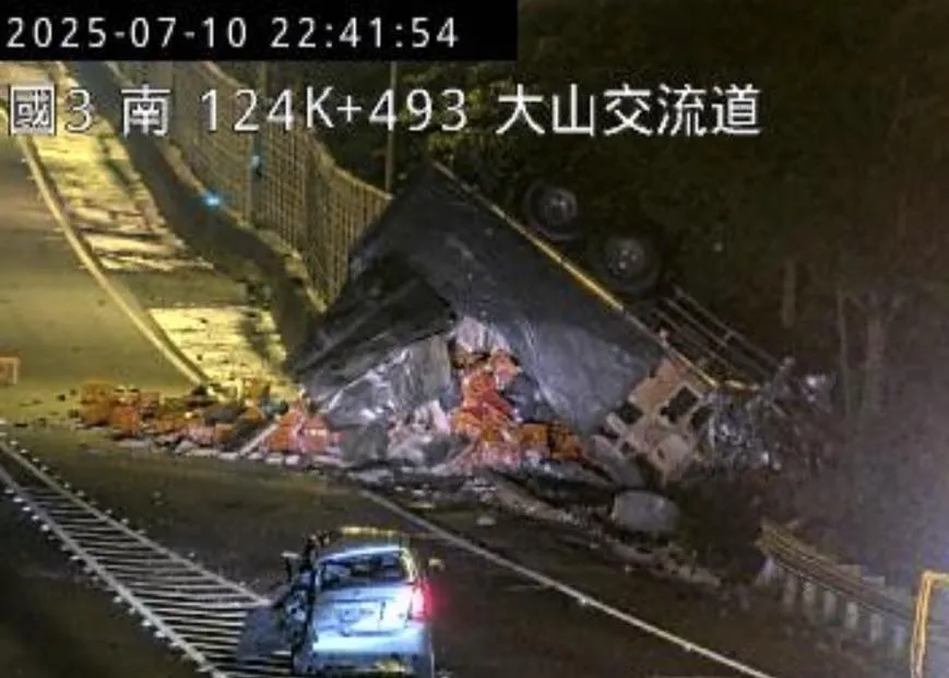 半聯結大貨車翻覆邊坡。（圖／翻攝畫面）