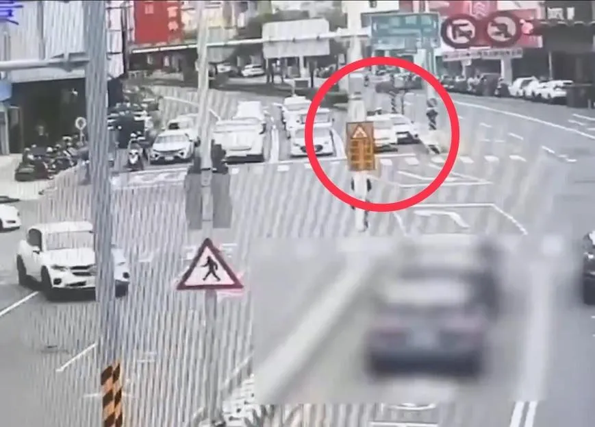 警方調查發現,涉案車輛原是19日下午15時許,在仁和路段涉及一起車禍冒名頂替案件。(圖/中天新聞)