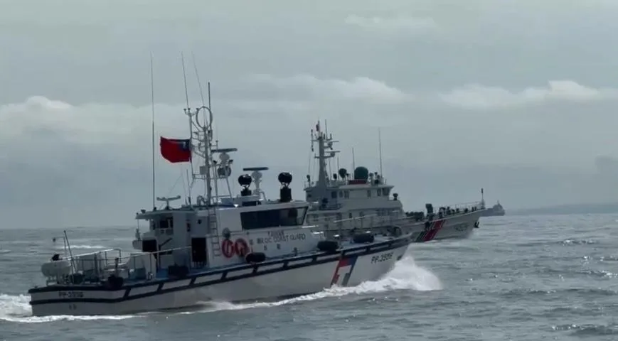 海巡署偵獲大陸海警船,全程派艇併航驅離。(圖/海巡署提供)