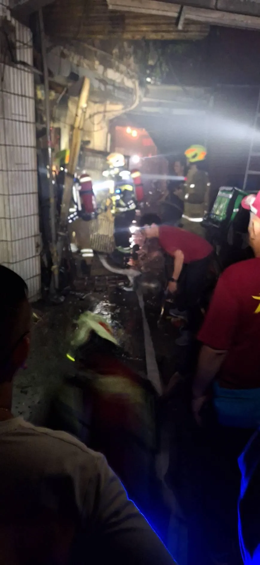 基隆市仁愛區崇安街40巷一棟廢棄空屋，4日晚間發生火警。（圖／翻攝畫面）