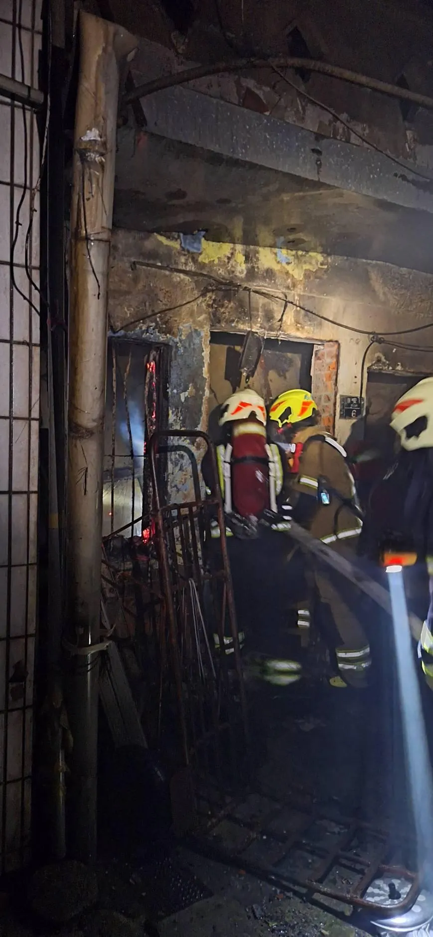 基隆市仁愛區崇安街40巷一棟廢棄空屋，4日晚間發生火警。（圖／翻攝畫面）