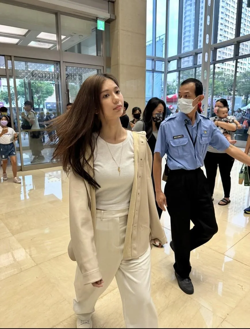 台中發生女高中生看國片《進行曲》被毆打事件，事發後該片女星鄭芯恩，特別傳訊息關心兩人傷勢。（圖/中天新聞）