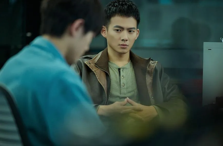 吳念軒飾演負責追查案件的刑警,卻和邱偲琹飾演的當紅偶像疑似曖昧。(圖/樂波時代 提供)