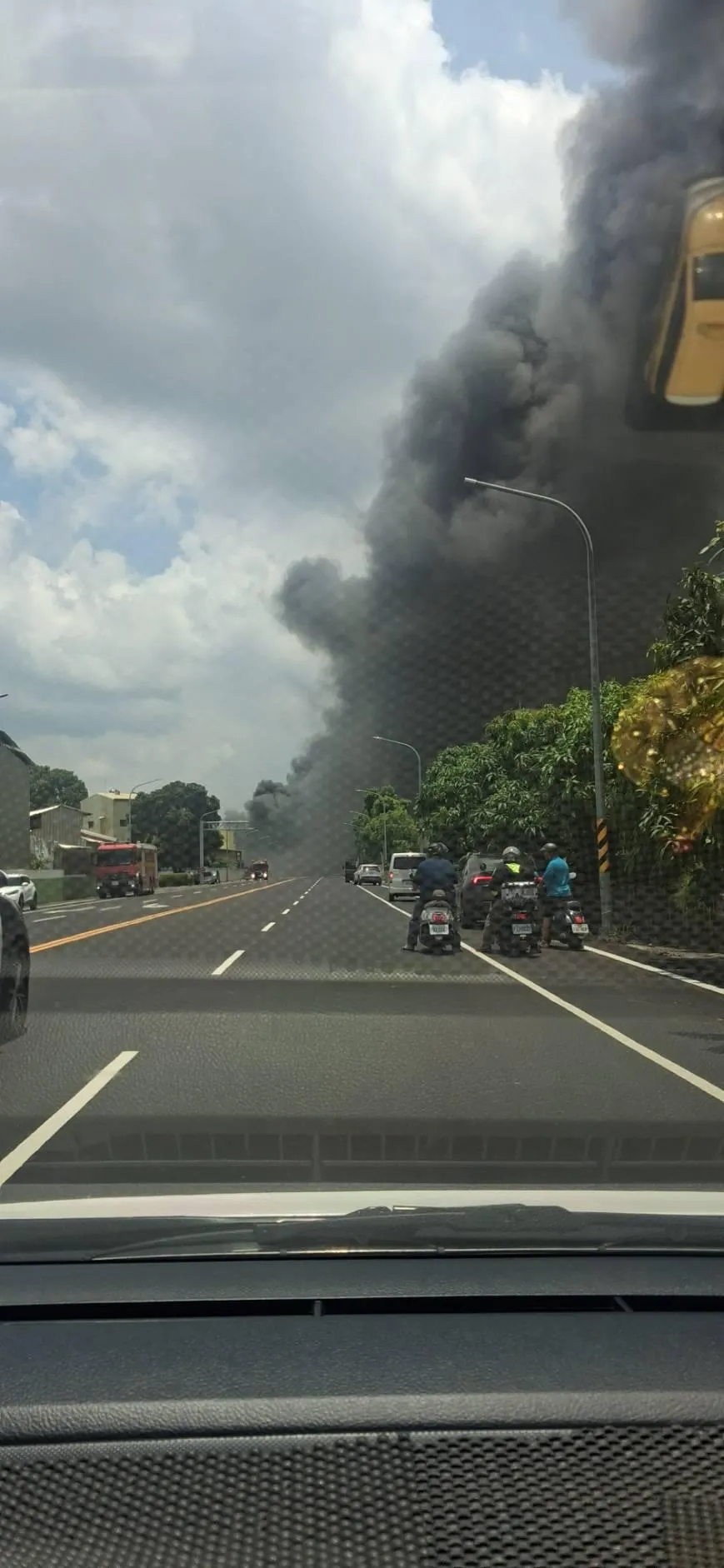 台南市山上工業區防火玻璃工廠發生重大火災，現場竄出巨量黑煙，消防局緊急疏散員工。（圖／記者爆料網）