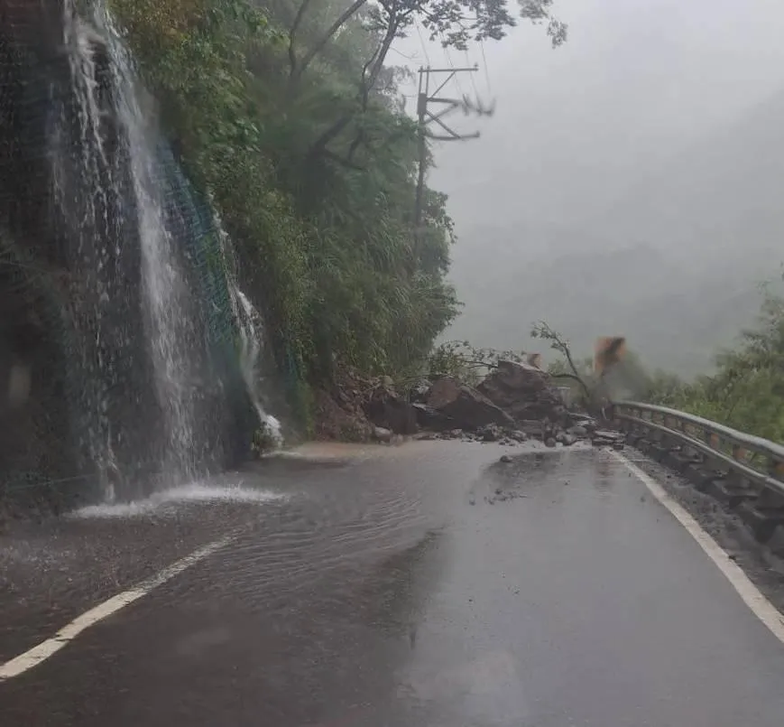 台20線87K+500桃源路段因邊坡坍方,道路阻斷。(圖/公路局南區養護工程分局提供)