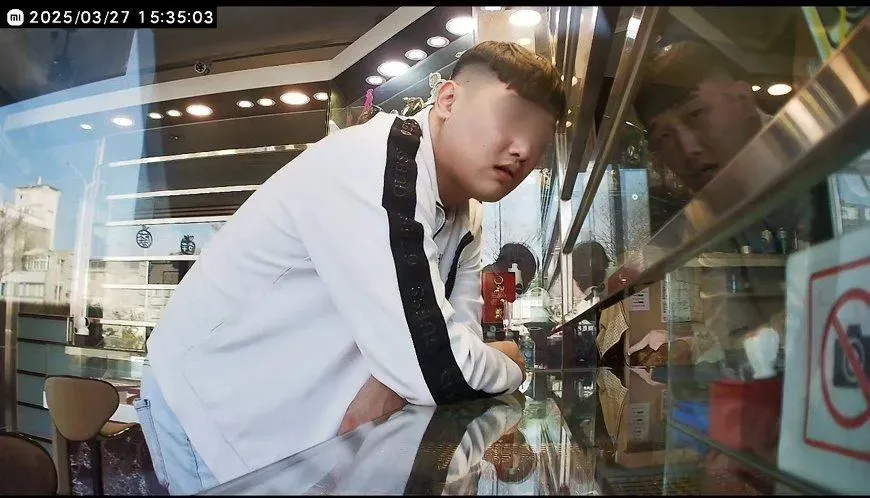 搶劫銀樓的犯嫌。（圖／翻攝畫面）