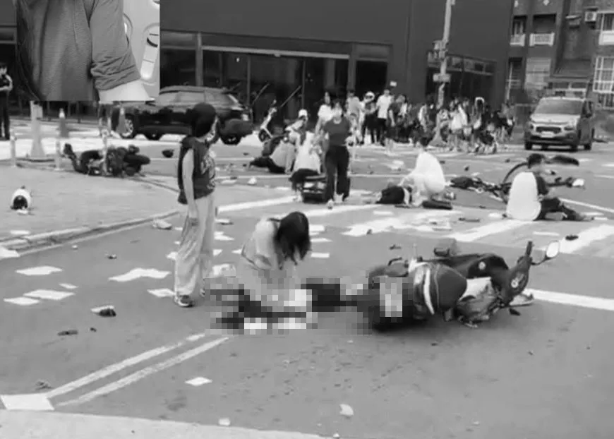 救護人員為傷者進行心肺復甦術（CPR）急救。（圖／翻攝畫面）
