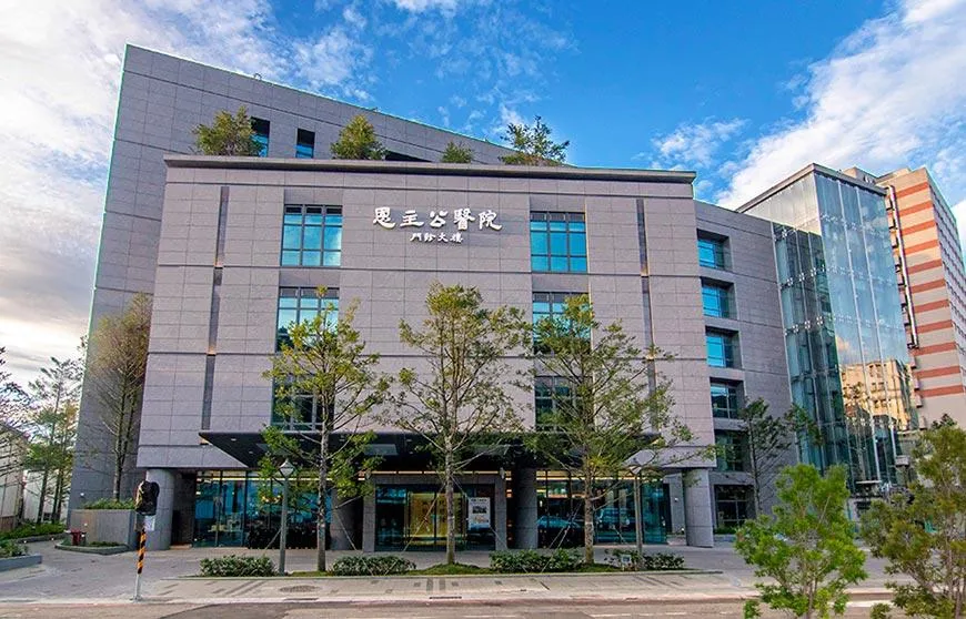 恩主公醫院副院長吳長晉指出，醫院在事發後立即啟動大量傷患應變機制，動員約五、六十名醫護人員參與搶救。（圖／翻攝自恩主公醫院官網）