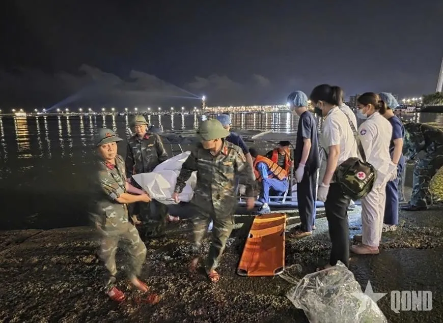 越南東北部名勝下龍灣19日發生翻船事故，至少34人罹難，搜救人員將遺體送上岸。（圖／美聯社）