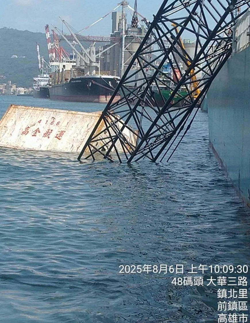 吊掛中兩只20呎貨櫃落海、吊臂斷裂及吊車側翻傾靠於大中輪船身上。（圖／翻攝畫面）