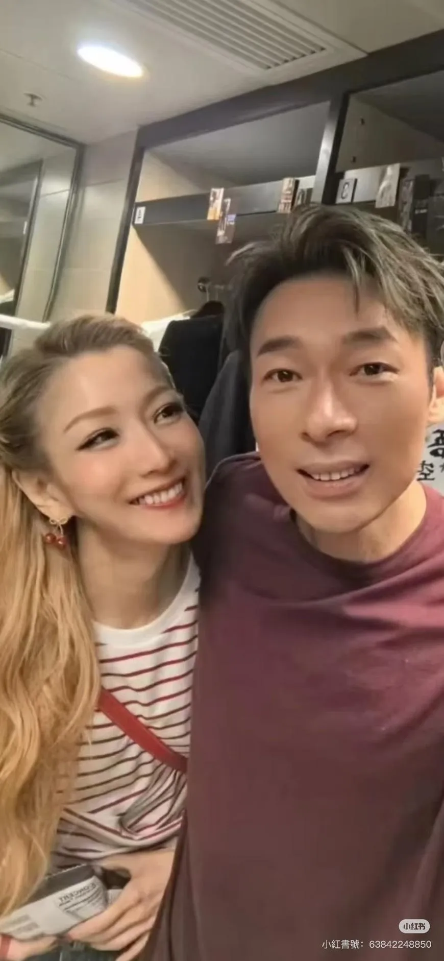 港星鄭秀文、許志安兩人結婚多年，近日在BIG FOUR演唱會慶功宴上同框慶生。（圖／翻攝自小紅書）