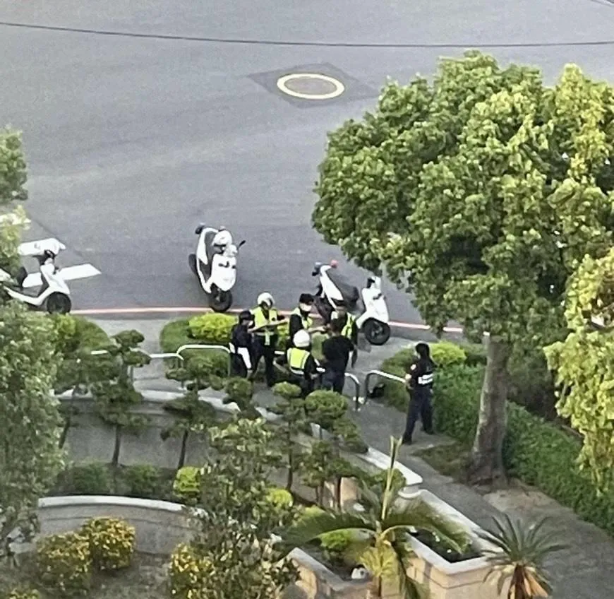 男子喝醉後闖進陣頭持刀揮舞。（圖／警方提供）