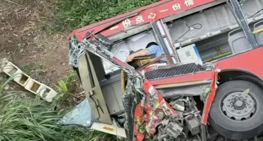 車身嚴重變形人員受困其中。(圖/翻攝微博)