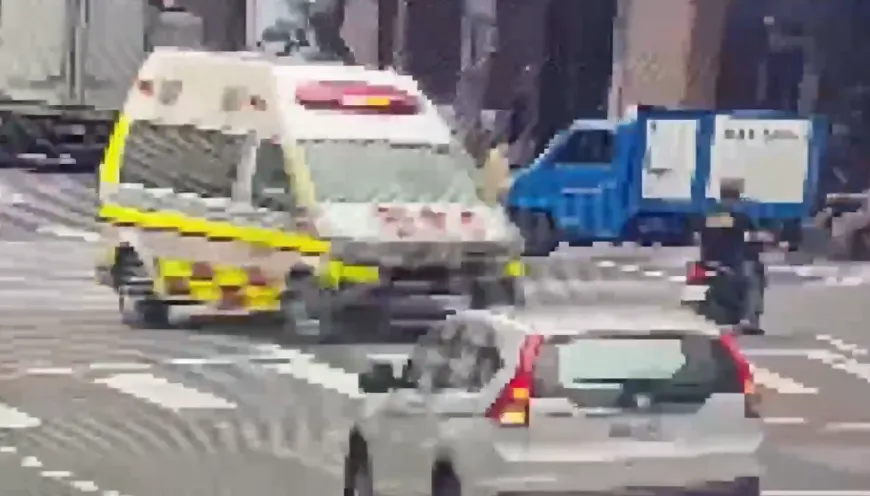 同行男子不顧車流危險，竟直接拉著洪女手臂將她拖行過街。（圖／翻攝畫面）