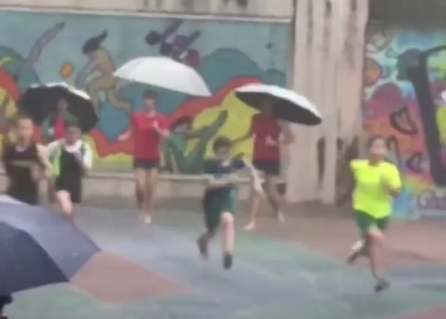 東湖盃田徑邀請賽25日暴雨中照常比賽，學童冒著暴雨衝刺讓家長氣炸。（圖／翻攝洪婉臻臉書）