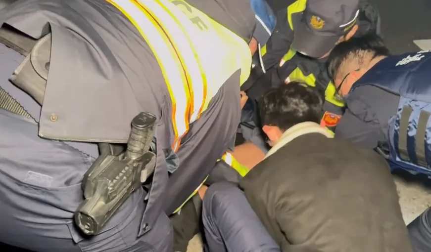 金山男子持刀攔車衝撞警車,警方鳴槍制伏逮人。(圖/警方提供,下同)